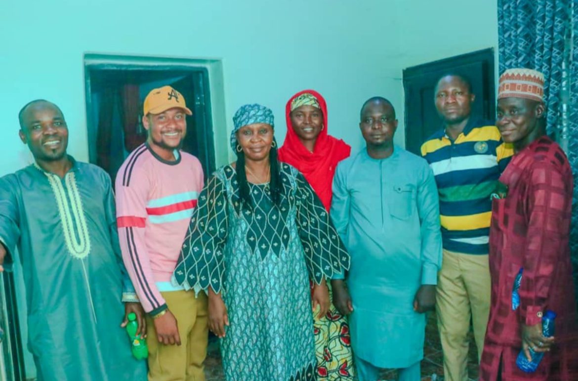 Nasarawa Speaker’s Wife distributes wrappers, cooking items worth millions of naira to widows, orphans, other less privileged in Kokona LG.