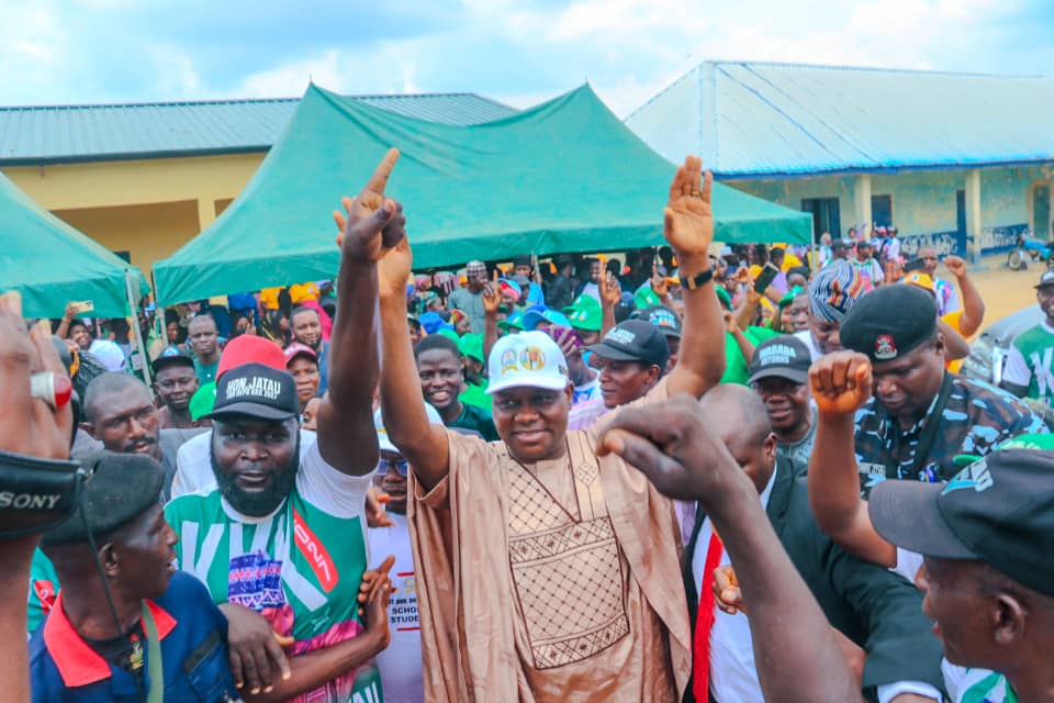 Scholarship: Nasarawa Speaker disburses N60M to 1200 students, distributes exercise books to primary schools